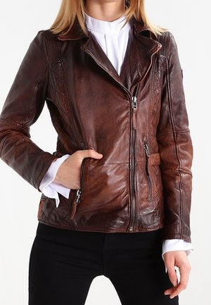 Giacca in pelle marrone con chiusura a zip, colletto angolato e tasche laterali. Presenta pannelli testurizzati e un design aderente.