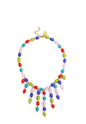 Collar de cuentas colorido con cuentas ovaladas rojas, azules, verdes, rosas y turquesas dispuestas en un patrón con hilos colgantes y cierre dorado.