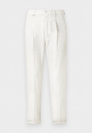 Pantaloni bianchi su misura con pieghe anteriori, tasche laterali, passanti per cintura e chiusura con bottone.