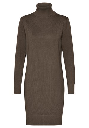 Rochie tricotată maro, cu guler înalt, mâneci lungi, manșete cu nervuri și o croială ușor relaxată. Textură netedă, cu detalii minime.