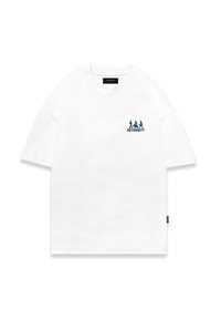 Weißes T-Shirt mit kurzen Ärmeln aus Baumwolle, mit einem blauen Grafikdesign von drei Figuren und dem Text "RETERNITY" auf der linken Brust.