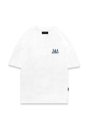 Witte kortemouwen t-shirt van katoen, met een blauwe grafische afbeelding van drie figuren en de tekst "RETERNITY" op de linkerkant van de borst.