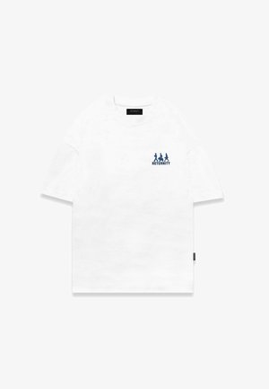 Valge lühikese varrukaga T-särk, mis on valmistatud puuvillast, vasakul rinnal on sinine graafika kolme kuju ja tekstiga "RETERNITY".