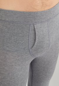 Leggings de mezcla de algodón gris con un diseño ajustado, que cuentan con una textura suave, cinturilla elástica y una entrepierna definida para mayor comodidad.