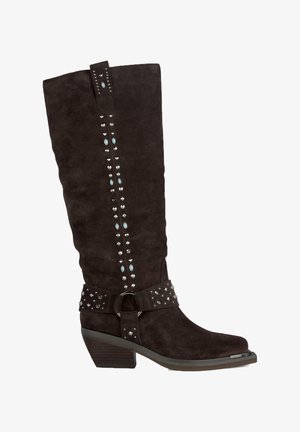 Botte en daim marron arrivant au genou, ornée de clous en métal argenté, d'accents turquoise, d'une sangle décorative avec une boucle ronde, et d'un talon épais.