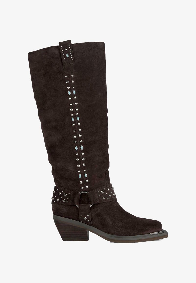 Brązowe zamszowe kozaki sięgające za kolano, ozdobione srebrnymi ćwiekami, turkusowymi akcentami, dekoracyjnym paskiem z okrągłą klamrą oraz masywnym obcasem.