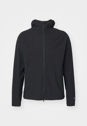 Giacca nera con zip e cappuccio, realizzata in un tessuto liscio e flessibile. Presenta maniche lunghe e un design minimalista senza decorazioni.