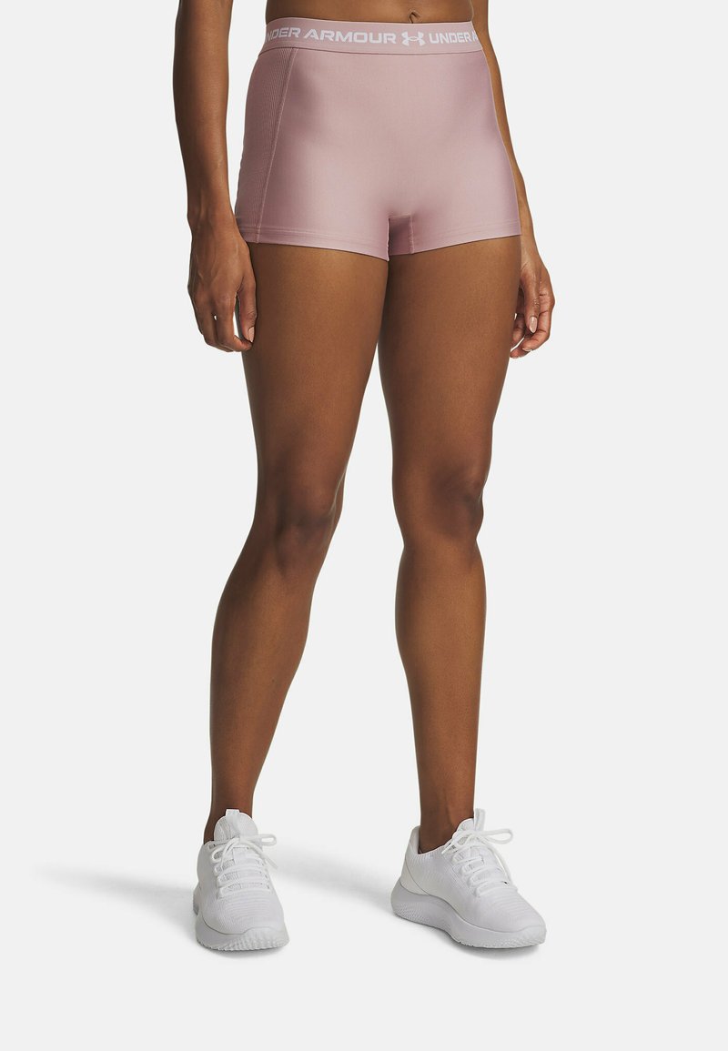 Rosa träningsshorts med en bred elastisk midja som har vit logotyp. Tyget är slätt och åtsittande, utformat för aktiv användning.