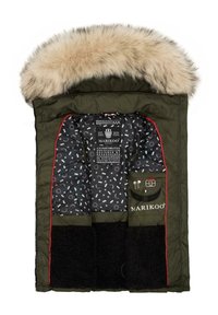 Grön isolerad jacka med pälskrage, svart fleecefoder, röda detaljer och mönstrat innerfoder med fickor och varumärkesinformation.