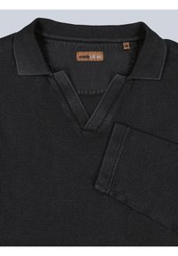 Schwarzes Poloshirt mit Kragen aus strukturiertem Stoff, mit V-Ausschnitt und einer Brusttasche. Etikett mit der Aufschrift "emilio adani", Größe M.