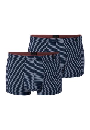 Zwei marineblaue Herren-Boxershorts mit schmalen weißen horizontalen Streifen und dunkelroten Bündchen am Bund, dargestellt vor weißem Hintergrund.