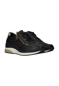 Des baskets noires avec une tige texturée, un design à lacets, une fermeture éclair sur le côté et une semelle crème contrastante. Accentuées par des éléments en métal brillant.