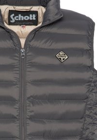 Szara kamizelka puchowa z wysokim kołnierzem, poziomą pikowaną teksturą, przednim zamkiem błyskawicznym oraz czarno-białą naszywką z logo po lewej stronie.