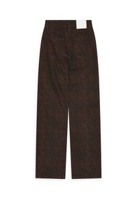Pantaloni marroni con un motivo testurizzato a stampa animale. Presentano due tasche posteriori e un'etichetta bianca in vita. Design a gamba dritta.