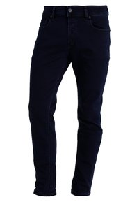 Jeans de mezclilla azul oscuro con corte ajustado, diseño de cinco bolsillos, costuras visibles y cierre de botón metálico en la cintura.