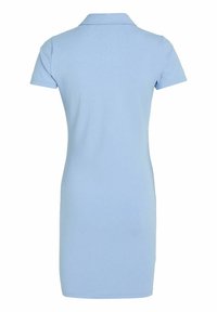 Vestito polo a maniche corte di colore azzurro chiaro, realizzato in tessuto morbido, con un colletto classico e una forma aderente con una texture liscia.