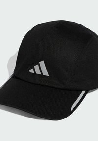 Gorra deportiva negra hecha de un tejido transpirable. Presenta un logo gris con tres rayas y acentos reflectantes a los lados.