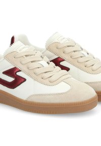 Sneakers in white leather and beige suede, featuring a shiny red accent, textured laces, and a gum rubber sole with a patterned tread.