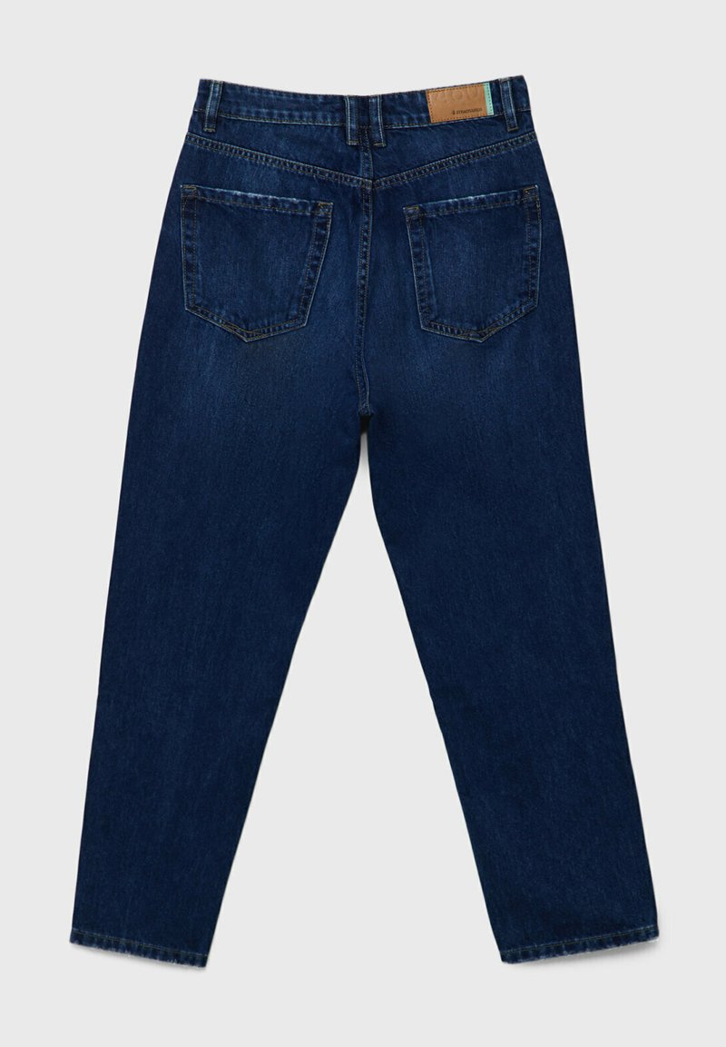 Dunkelblaue Denim-Jeans mit geradem Bein, fünf Taschen und einem Lederbesatz auf der Rückseite. Sanfte Textur mit kontrastreichem Nähen.