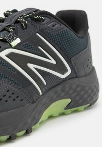 New Balance 410 V8 - Běžecké boty do terénu - black