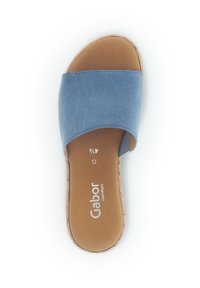 Blauwe stoffen slip-on sandaal met een brede band over de wreef, met een gevoerde tan binnenzool en een gestructureerde zool voor grip. Gabor-logo zichtbaar.
