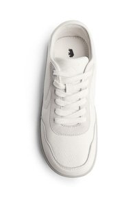 Sneaker bianchi in pelle e suede con punta tondeggiante, lacci piatti e tomaia testurizzata. Presenta un logo nero sulla soletta.