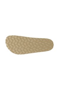 Beige schoenbinnenzool met halve maanvormig structuurpatroon voor comfort en grip, weergegeven op een witte achtergrond.