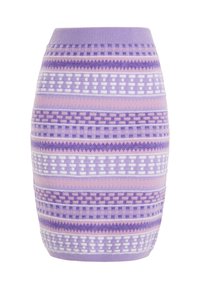 Fustă tip creion tricotată în nuanțe de violet cu modele și texturi geometrice variate. Prezintă un brâu cu nervuri pentru un aspect ajustat.