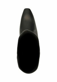 Zwarte rubberen enkellaars met een gladde buitenkant, spitse neus en open bovenkant, met een getextureerde voering aan de binnenkant.
