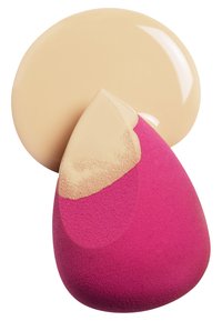 Esponja de maquillaje en forma de lágrima, rosa por un lado y beige por el otro. Una cucharada circular de base beige está cerca.
