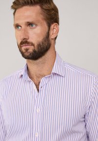 Lichtpaarse shirt met verticale blauwe strepen, met een button-down kraag en zichtbare knopen. Gemaakt van een katoenmix met een gladde textuur.