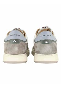 Sneakers bianche e grigie con dettagli in suede, forma arrotondata, suole testurizzate e un tallone grigio con il marchio "AMBITIONOUS".