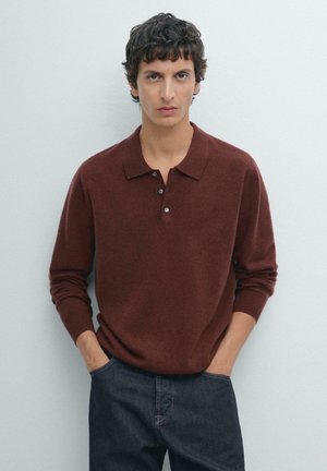 Braunes Langarm-Polohemd mit Kragen und einer Knopfleiste mit drei Knöpfen, kombiniert mit dunklen Denim-Hosen. Der Stoff wirkt weich und hat eine glatte Textur.