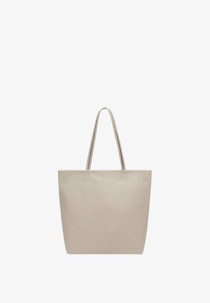 Sac cabas en cuir beige avec de longues anses doubles et un design lisse et minimaliste sur fond blanc.