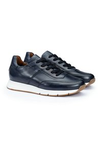 Sneaker in pelle blu con lacci piatti, suola intermedia bianca e suola in gomma marrone. Presenta dettagli cuciti e una finitura liscia.