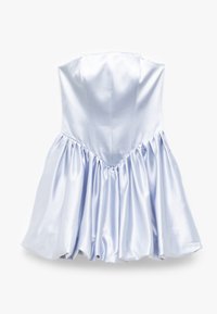 Lichtblauwe satijnen strapless jurk met een aansluitend lijfje en een uitlopende, geplooide rok. Gladde textuur, geen patronen of zichtbare beslag.