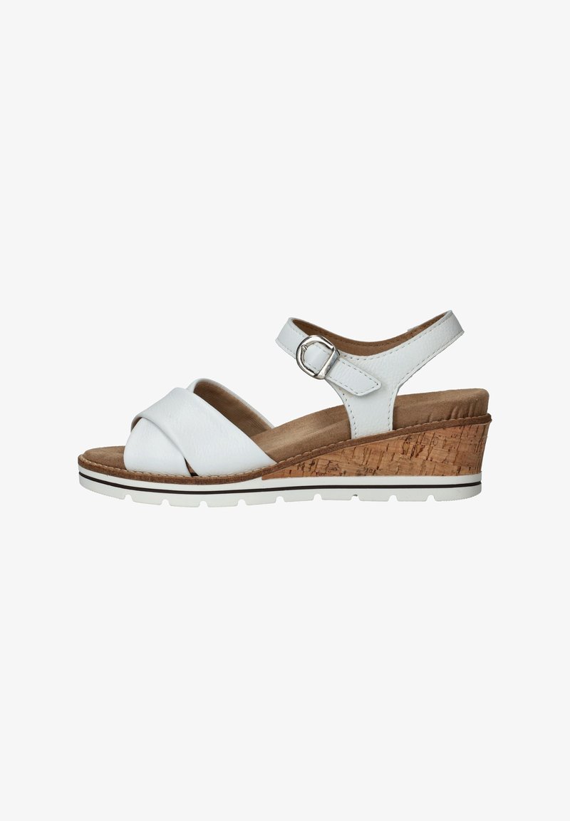 Sandalias blancas con un diseño de tiras entrecruzadas, correa ajustable en el tobillo, tacón de corcho y suela texturizada. Acabado en cuero suave.