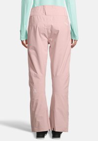 Roze skibroek met een taps toelopend ontwerp, gemaakt van lichtgewicht, waterafstotend materiaal; heeft logo-accenten en een hoge tailleband.