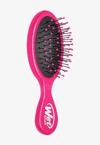 Wet Brush, med ett ljust rosa plasthandtag, rund bas och svarta borst med rosa spetsar för att reda ut hår.