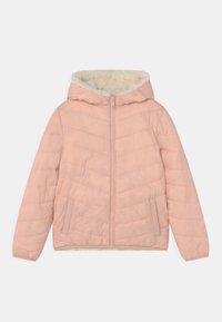 Giubbotto imbottito rosa con cappuccio, chiusura con zip, motivo di trapuntatura diagonale, morbida fodera in pelliccia sintetica e tasche laterali. Texture del tessuto liscia.