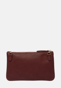 Bruine leren tas met een ritssluiting, twee zijlussen en subtiele branding. De gladde textuur en rechthoekige vorm versterken het ontwerp.