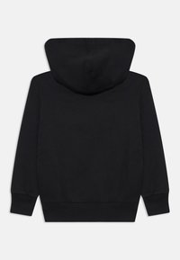 Sweatshirt à capuche noire avec une texture douce, des poignets et une taille côtelés. Présente une grande capuche et un dos sans coutures, sans logos.