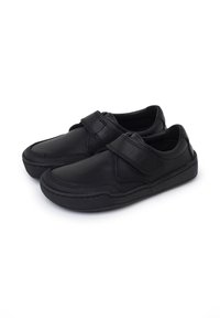 Zwarte leren schoenen met een gestructureerde afwerking, voorzien van een klittenbandsluiting en een afgeronde vorm. De zool is plat en van rubber voor grip.
