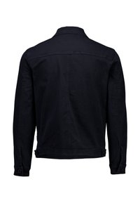 Giacca in denim nera con colletto classico, maniche lunghe, polsini con bottoni e texture liscia senza decorazioni visibili.