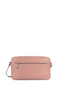 Borsa a tracolla rettangolare in pelle rosa pallido con tasca frontale con zip e tracolla regolabile, mostrata su sfondo bianco.