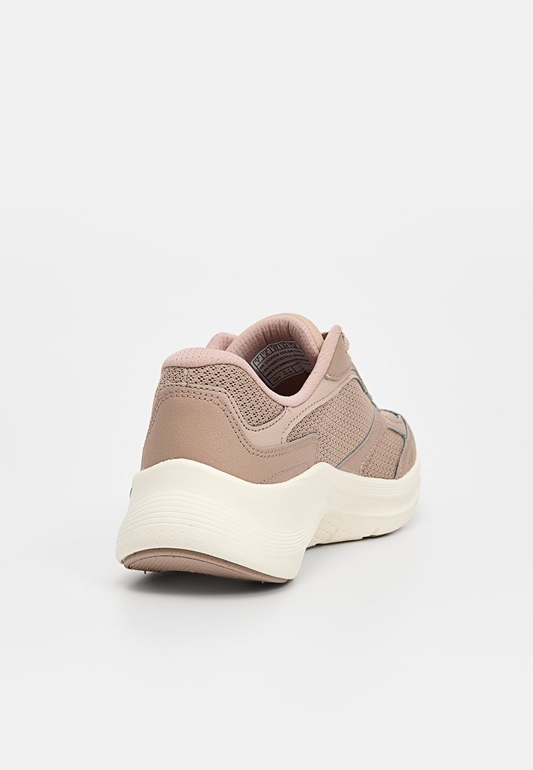 Helle rosa Sneaker mit Obermaterial aus Mesh und synthetischem Leder, gepolstertem Kragen und crèmefarbener Gummisohle. Merkmale geschwungene Designlinien.