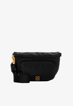 Černá nylonová ledvinka s hlavní kapsou na zip, přední kapsou, oranžovými akcenty a nastavitelným popruhem. Rozměry přibližně 30 cm na šířku.