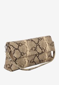 Ορθογώνια τσάντα clutch με μοτίβο δέρματος φιδιού σε μπεζ και καφέ, με αναδιπλούμενο καπάκι και αποσπώμενο λουράκι καρπού.