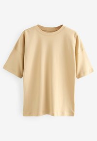 Beżowy t-shirt z krótkim rękawem wykonany z miękkiej bawełny, z okrągłym dekoltem i luźnym krojem, bez widocznych wzorów czy akcentów.