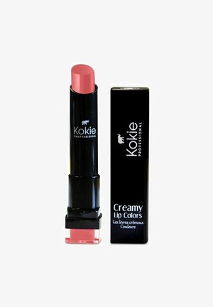 Kokie Professional kermaisen huulivärin sävy pehmeä vaaleanpunainen, musta putkilo, jossa vastaavan värinen korkki, valkoinen teksti putkilossa ja kannessa.